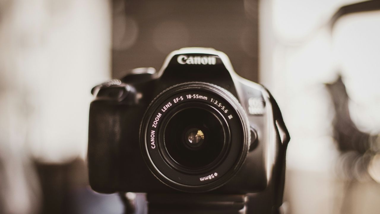 Close-up of a professional Canon camera representing where to advertise photography services effectively to attract more clients.